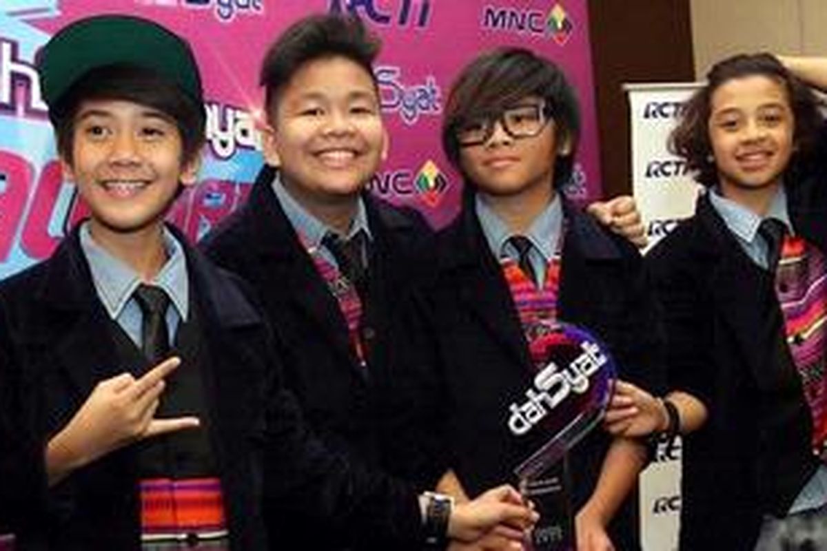 Boyband Coboy Junior, yang beranggota Rizky atau Kiki, Bastian, Aldi, dan Iqbaal, diabadikan bersama penghargaan yang mereka terima sebagai Artis Cilik Terdahsyat pada acara Dahsyatnya Awards 2013, yang mengumumkan pemenang 20 kategori nominasi terdahsyat di JIExpo Kemayoran, Jakarta Pusat, Senin (21/1/2013) malam.