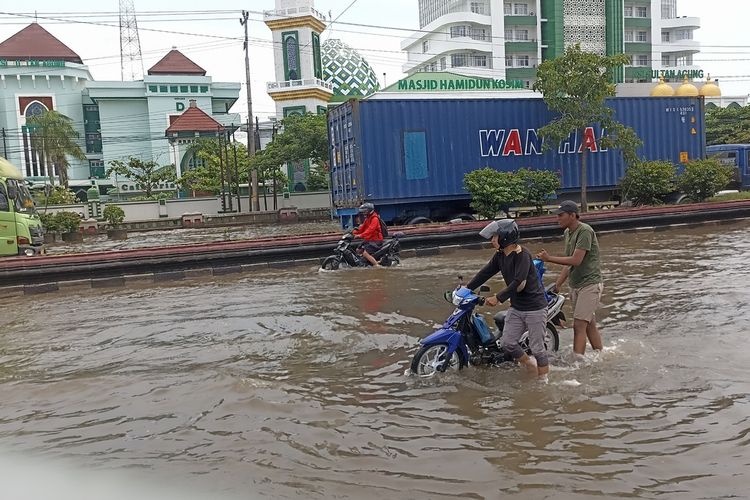 Banjir di Jalan Raya Kaligawe Semarang, Jawa Tengah pada Senin (18/3/2024).