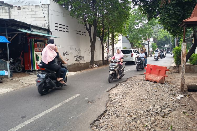 Bekas Galian di Kramat Jati Jaktim Tak Diperbaiki, Warga Khawatir Picu Kecelakaan