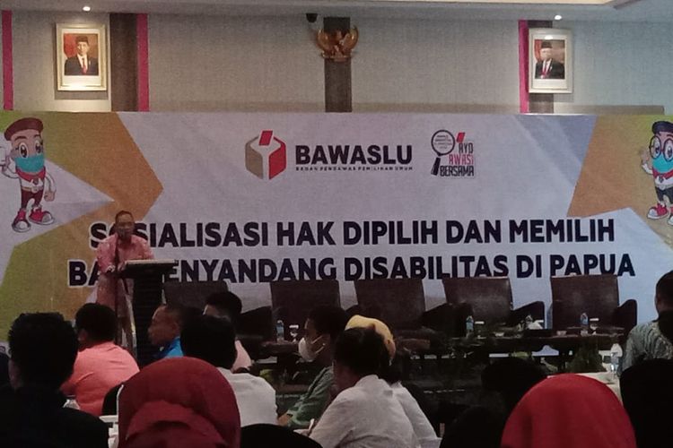 Anggota Bawaslu Republik Indonesia, Totok Haryono, saat memberikan sambutan disela-sela pembukaan sosialisasi hak dipilih dan memilih bagi penyandang disabilitas yang berlangsung di Hotel Mercure, Kota Jayapura, Papua, Senin (25/7/2022).