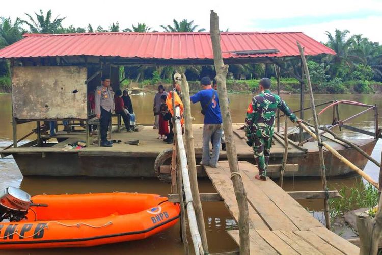 Petugas kepolisian dan TNI saat mendatangi lokasi kejadian wanita tenggelam di Sungai Batang Lubuh, Kecamatan Rambah, Kabupaten Rokan Hulu, Riau, Minggu (7/5/2023).