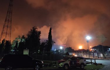 Suasana kilang minyak PT Pertamina RU VI Balongan, Kabupaten Indramayu saat terbakar. Saat ini penyebab kebakaran masih belum diketahui dan sedang didalami pihak kepolisian.