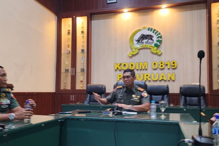 Komandan Kodim 0819 Pasuruan sedang menjelaskan kronologi terbakarnya mobil truk NPS di Tol Gempol-Pandaan