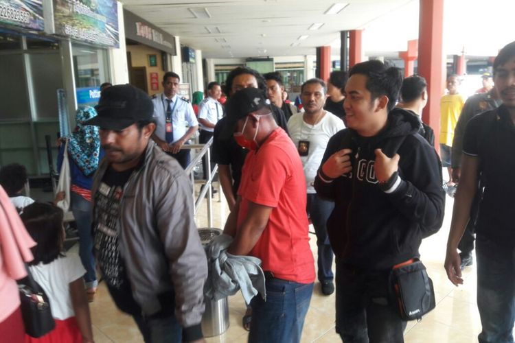 Sejumah aparat Resmob Polres Makassar saat membawa Muhamad Tuanaya pelaku pencurian Kantor PDAM Makassar Rp 1,2 miliar. Pelaku akan diterbangkan dari Bandara Pattimura Ambon ke Kota Makassar, Senin (31/7/2017).