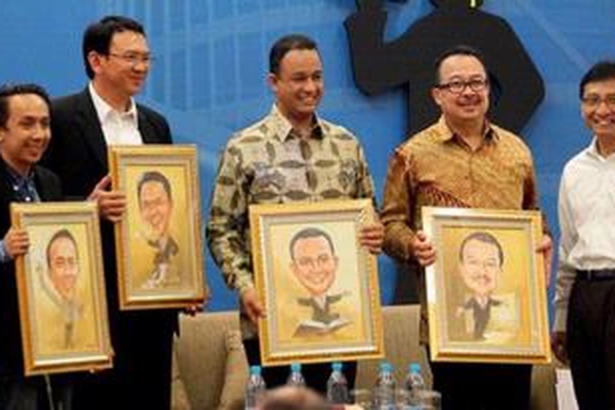 CEO Kompas Gramedia, Agung Adiprasetyo (kanan), bersama pembicara (dari kiri), penulis Iwan Setyawan, Wakil Gubernur DKI Jakarta Basuki Tjahaja Purnama, penggagas Gerakan Indonesia Mengajar Anies Baswedan, dan praktisi Manajemen Rhenald Kasali, seusai acara diskusi "Membangun Future Leaders Indonesia Melalui Pendidikan" di Jakarta, Kamis (30/5/2013). Pada kesempatan itu juga ditandatangani kerjasama Kompas Gramedia yang mendukung Gerakan Indonesia Mengajar.

