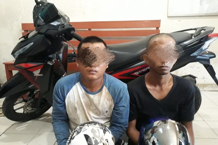 Kedua pelaku jambret, SP dan FR beserta barang bukti diamankan di Polsek Mandau, Senin (15/10/2018).