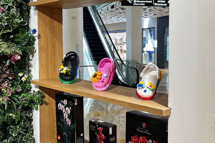 Koleksi Crocs x Lego yang ditampilkan di Media Gathering Crocs x Lego, Lego Botanical Gandaria City pada Kamis (30/04).