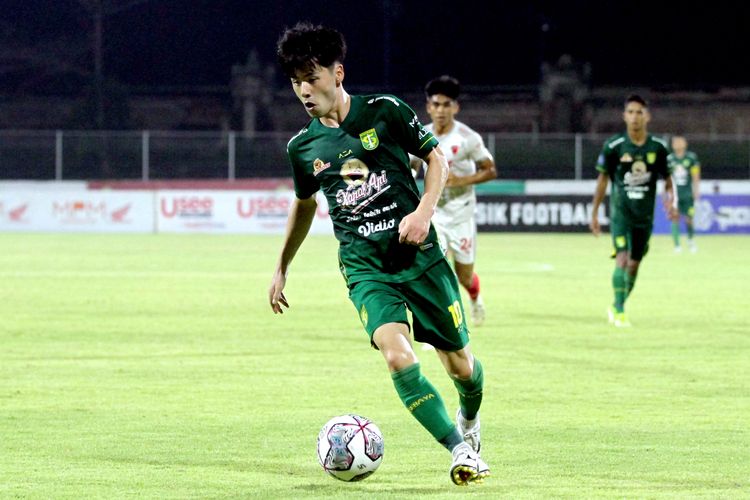 Pemain asing Persebaya Surabaya Taisei Marukawa Sedang menggiring bola pada pertandingan pekan 19 Liga 1 2021 melawan PSM Makassar yang berakhir dengan skor 2-1 di Stadion I Gusti Ngurah Rai Denpasar, Jumat (14/1/2021) malam.