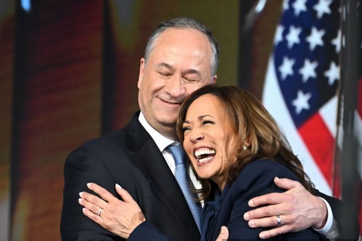 Wakil Presiden AS dan calon presiden Partai Demokrat 2024 Kamala Harris memuluk suaminya, Douglas Emhoff setelah berbicara pada hari keempat dan terakhir Konvensi Nasional Partai Demokrat (DNC) di United Center, Chicago, Illinois, pada 22 Agustus 2024. Wakil Presiden Kamala Harris akan secara resmi menerima pencalonan partai sebagai presiden hari ini di DNC yang berlangsung dari tanggal 19-22 Agustus di Chicago.
