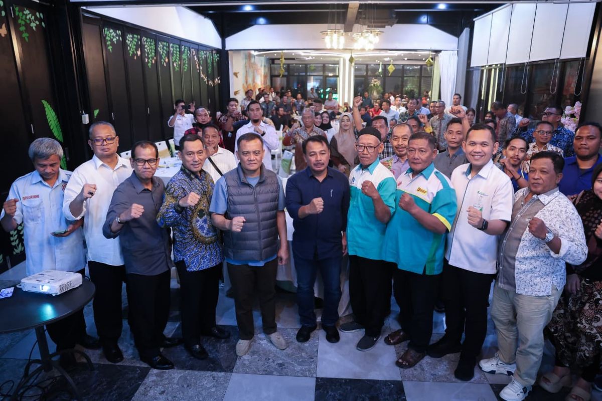 Gubernur Jateng Ahmad Luthfi dalam kegiatan silaturahmi dan dialog dengan serikat buruh dan pekerja di Truntum Gama, Kota Semarang, Senin (27/4/2026).