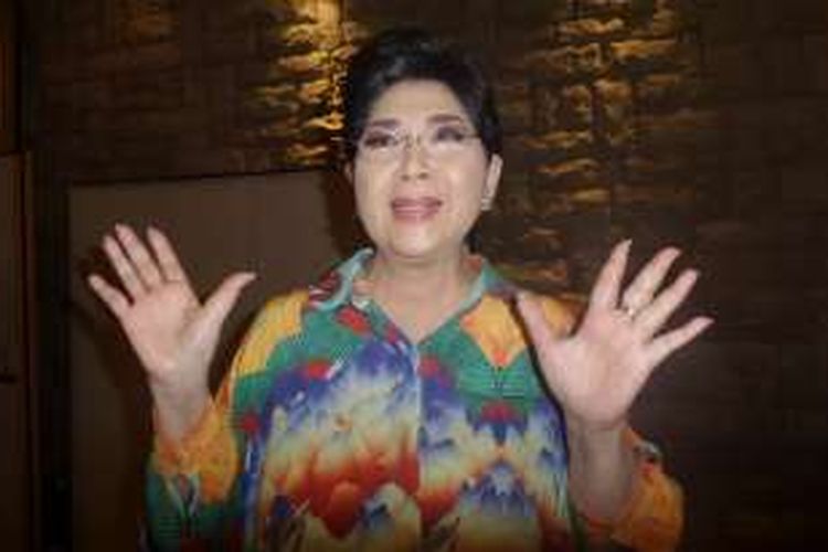 Titiek Puspa usai menerima kejutan ulang tahun di salah satu ruang rekaman gedung Musica Studio, kawasan Pancoran, Jakarta Selatan, Rabu (2/11/2016).