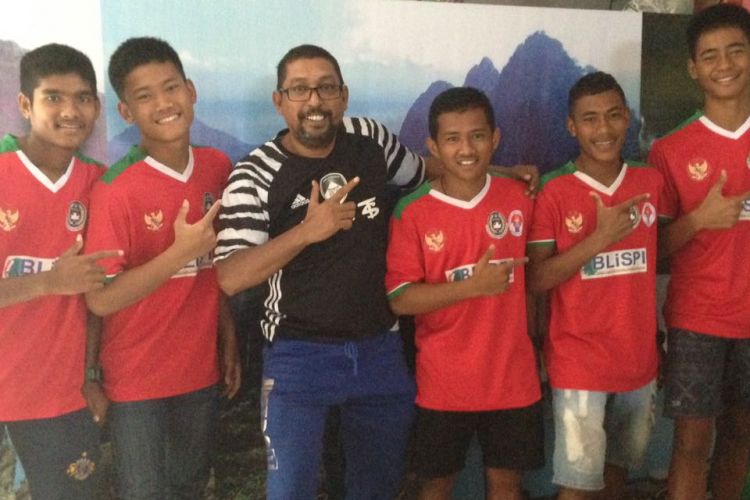 Manajer ASAD 313 Jaya Perkasa Purwakarta bersama kelima anak didiknya yang lolos masuk ke timnas U-16. Rencananya, mereka akan memperkuat timnas dalam ajang AFF U-15 Championship 2017 di Thailand pada Juli mendatang. 