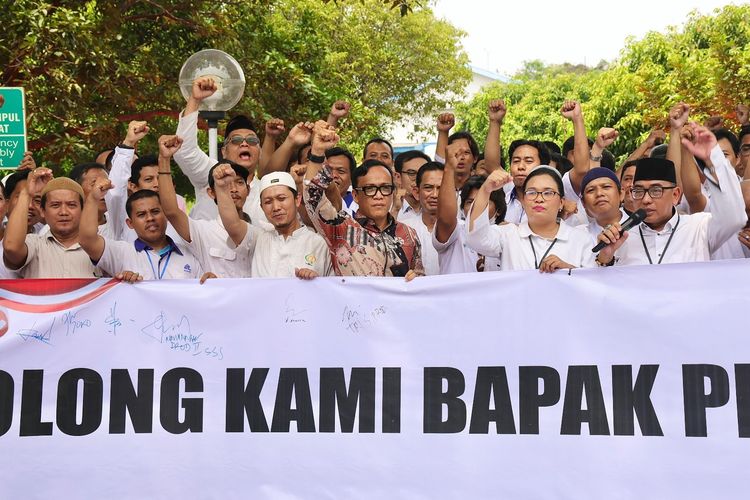 Wakil Menteri Ketenagakerjaan (Wamenaker) Immanuel Ebenezer Gerungan sepakat bersama karyawan PT Indonesia Farma Tbk (Indofarma Tbk).
