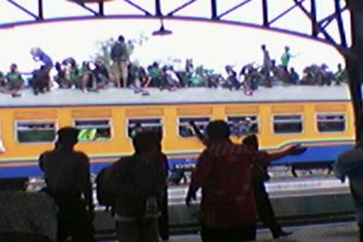 Bonek melempari batu saat kereta yang mereka naiki singgah di Stasiun Purwosari, Solo, Jumat (22/1).