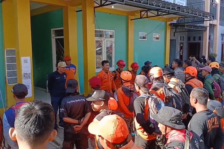 Naluri Seorang Ayah, Solihin Ikut Terjun ke Hutan Gunung Bismo Cari Idin yang Hilang Misterius
