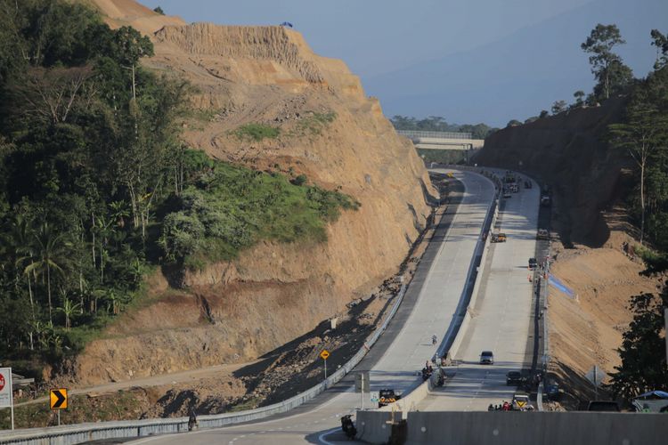 Ruas Tol Bawen-Salatiga akan dibuka secara fungsional pada H-7 hingga H+7 Lebaran. Tampak para pekerja masih menyelesaikan tahap akhir pembangunan jalan sepanjang 17,6 kilometer ini, Jumat (16/6/2017).