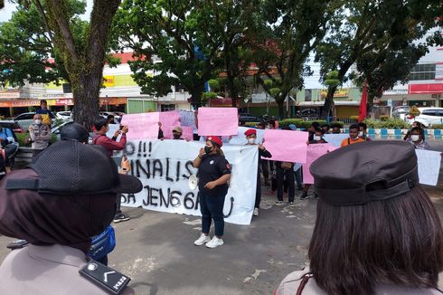 Mahasiswa dan Emak-emak Demo ke Pengadilan, Minta 5 Petani yang Dituduh Mencuri Dibebaskan