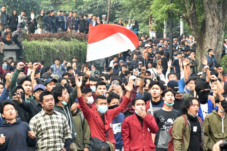 Aksi massa unjuk rasa di Gedung DPRD Jabar, Kota Bandung berakhir ricuh, Selasa (24/9/2019). Massa menyanyikan lagu Halo Bandung dan mengibarkan bendera merah putih.