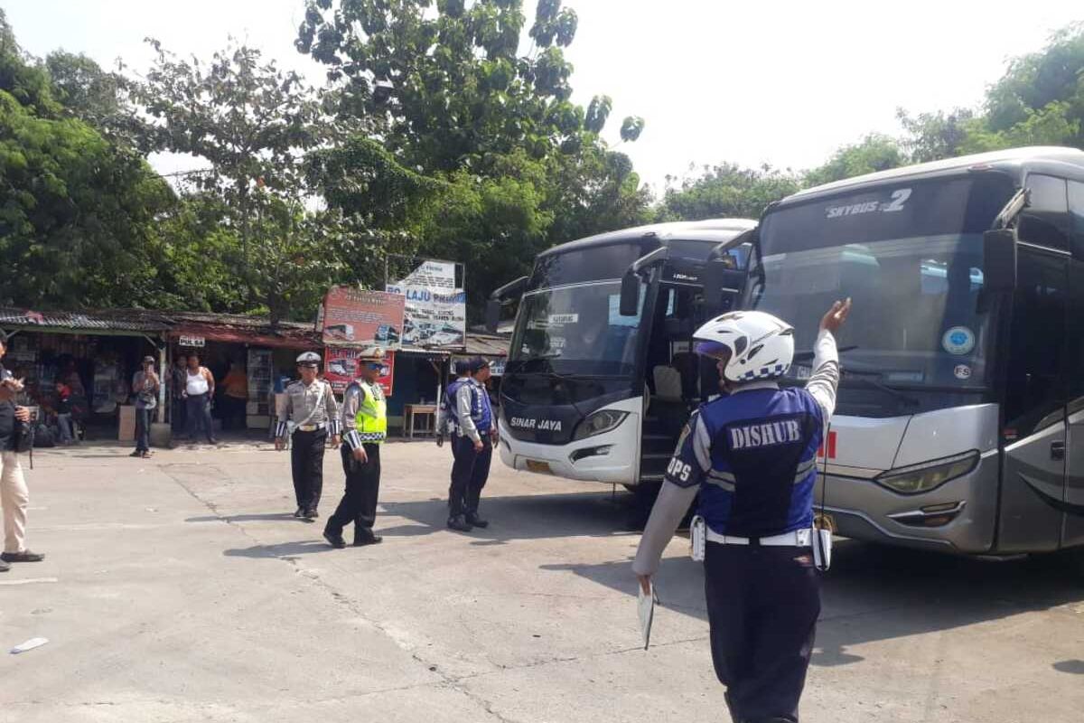 Petugas Dinas Perhubungan Karawang tengah melakukan ramp chek sejumlah bus AKAP di Terminal Klari, Selasa (4/2/2020).