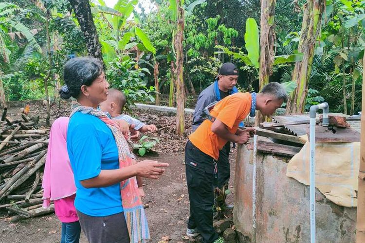 Anggota TRC BPBD Sleman saat mengecek sumur warga di Dusun Susukan II, Margokaton, Kapanewon Seyegan. Beberapa air di sumur warga menyusut imbas dari ditutupnya aliran air Selokan Mataram karena sedang dilakukan perbaikan. (Foto Dokumentasi BPBD Sleman)