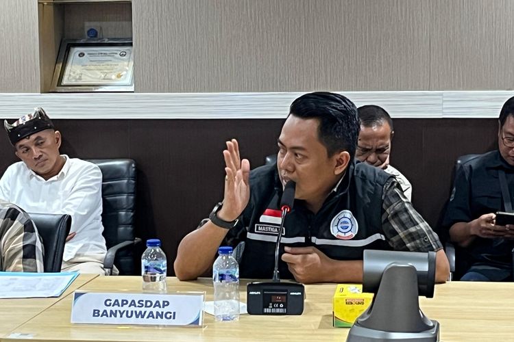 Ketua Gapasdap Banyuwangi, Mastiga Sofyan saat rapat di Kantor ASDP Ketapang