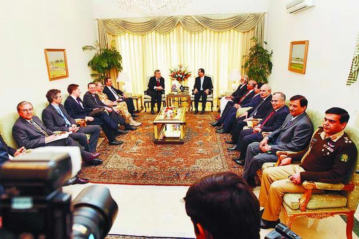 Perdana Menteri Inggris Gordon Brown (kiri tengah) berbicara dengan Perdana Menteri Pakistan Yousuf Raza Gilani di wisma PM di Islamabad, Pakistan, Minggu (14/12). Brown berjanji memberikan lebih banyak dukungan teknis guna membantu Pakistan dan India dalam upaya memberantas terorisme. Kedua negara itu kini berupaya mengatasi terorisme menyusul aksi serangan ke Mumbai, India, akhir November lalu, yang menyebabkan lebih dari 160 orang tewas.  