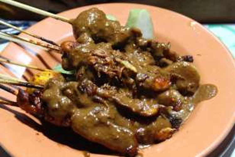 Tampilan hidangan sate jampur di Sate Apjay yang terdiri dari sate daging dada ayam, dan sate telur kulit.