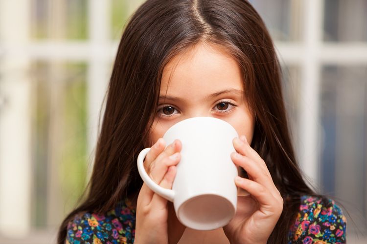 Menghindari konsumsi kafein adalah salah satu cara mengatasi begadang pada remaja.