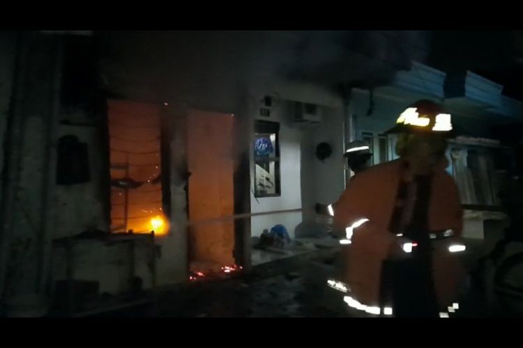 Kebakaran melanda rumah tinggal dan warung di Jalan Bunut, RT 05/04 Pondok Ranggon, Cipayung, Jakarta Timur, Senin (19/7/2021) pagi.