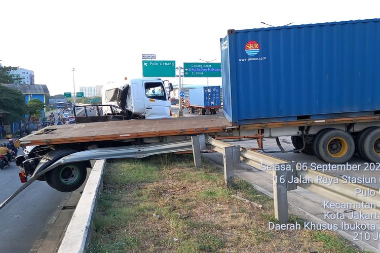 Sebuah truk kontainer menabrak pembatas Jalan Tol Jakarta Outer Ring Road (JORR) KM 50+400, Cakung, Jakarta Timur, Selasa (6/9/2022), sekira pukul 16.30 WIB.