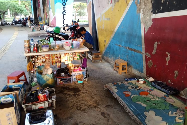 Salah satu lapak pedagang makanan dan minuman di kolong flyover Grogol, Jakarta Barat yang ingin ditata ulang oleh Pemkot Jakbar menjadi ruang publik