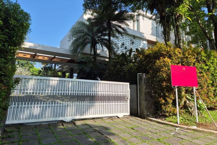 Sebuah rumah mewah di atas bidang tanah yang diduga merupakan milik tersangka kasus dugaan korupsi minyak mentah Mohammad Riza Chalid (MRC) yang disita penyidik Jampidsus Kejaksaan Agung di Kota Bogor, Jawa Barat, Rabu (27/8/2025).