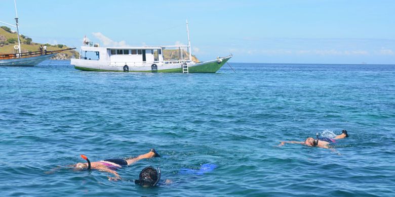 Turis asing snorkeling di Pink Beach, Labuan Bajo, dalam kawasan Taman Nasional Komodo, Kabupaten Manggarai Barat, Nusa Tenggara Timur. Keunikan dan keindahan bawah laut di sekitar pantai menjadi daya tarik wisatawan untuk berwisata ke pantai itu, Rabu (10/5/2017). 