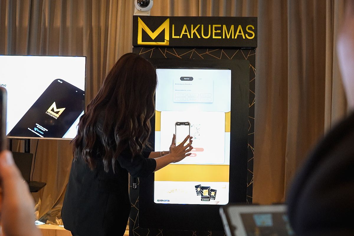 Perwakilan Lakuemas saat memamerkan ATM Emas dalam ajang Kegiatan Literasi dan Pameran Perdagangan Emas Fisik Secara Digital 2024 di Hotel Novotel, Tangcity Superblock, Tangerang, Banten, Jumat (13/12/2024).