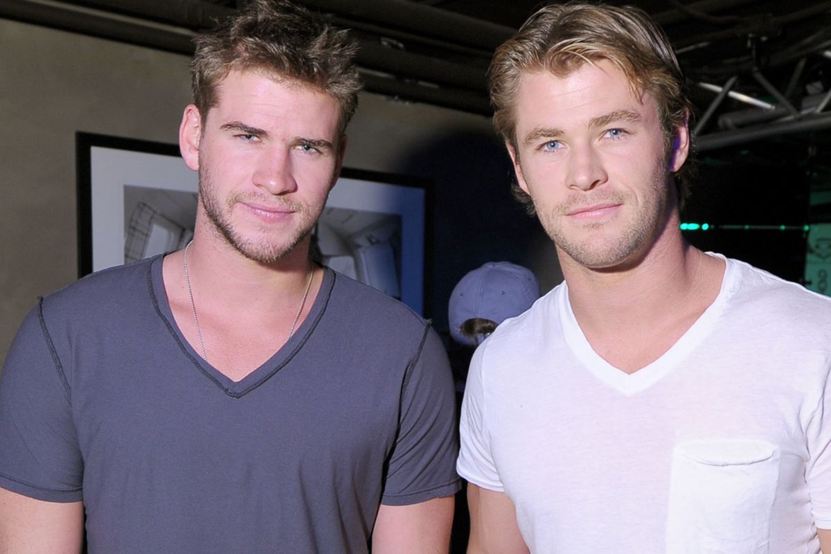 Chris Hemsworth (kanan) dengan kaus v neck