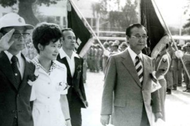 Mantan Presiden Korea Selatan Park Geun Hye (kanan) dan pendiri sekte Yongsaenggyo, Choi Tae Min (kiri) pada 1975.