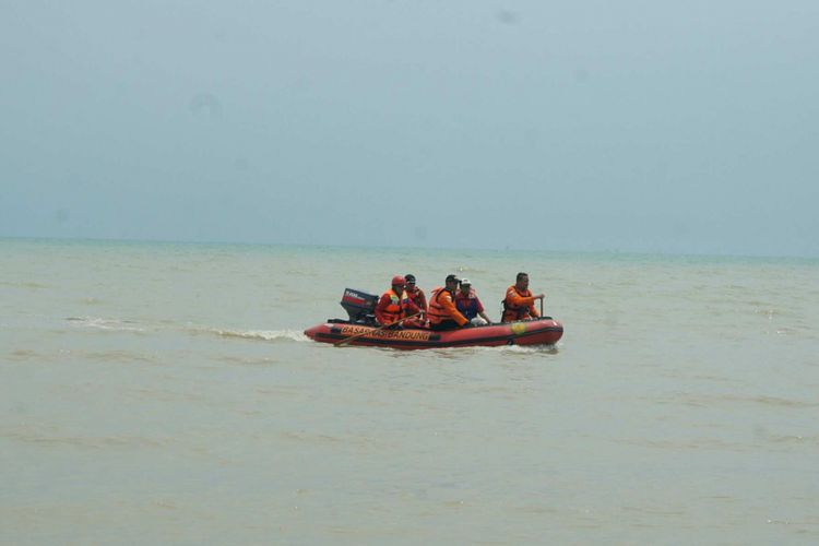 Tim evakuasi gabungan menyisir perairan Tanjungpakis, Karawang, Kamis (1/11/2018).