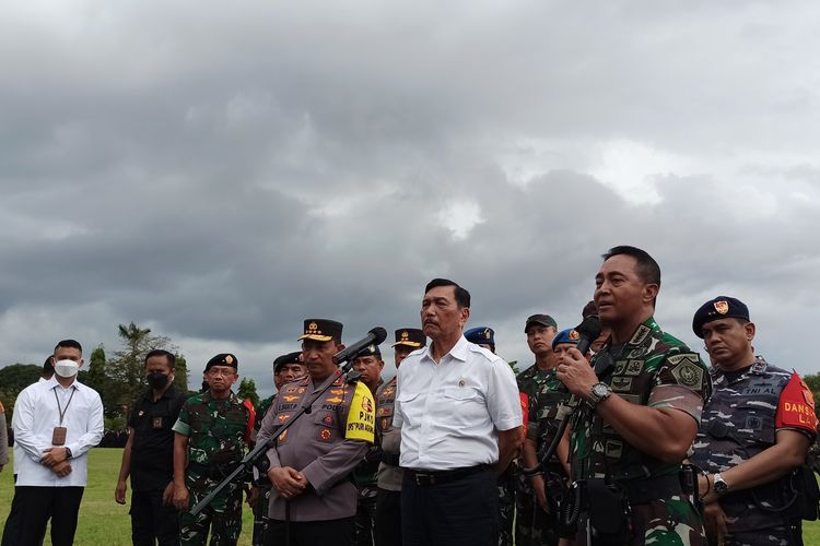 Panglima TNI Jenderal Andika Perkasa bersama Menko Marves Luhut Binsar Pandjaitan bersama, dan Kapolri Jenderal Listyo Sigit Prabowo, dalam konferensi pers terkait apel gelar pasukan TNI dalam rangka pengamanan VVIP G20 di Lapangan Renon, Denpasar, Bali, pada Senin (7/11/2022). Kompas.com/ Yohanes Valdi Seriang Ginta. 