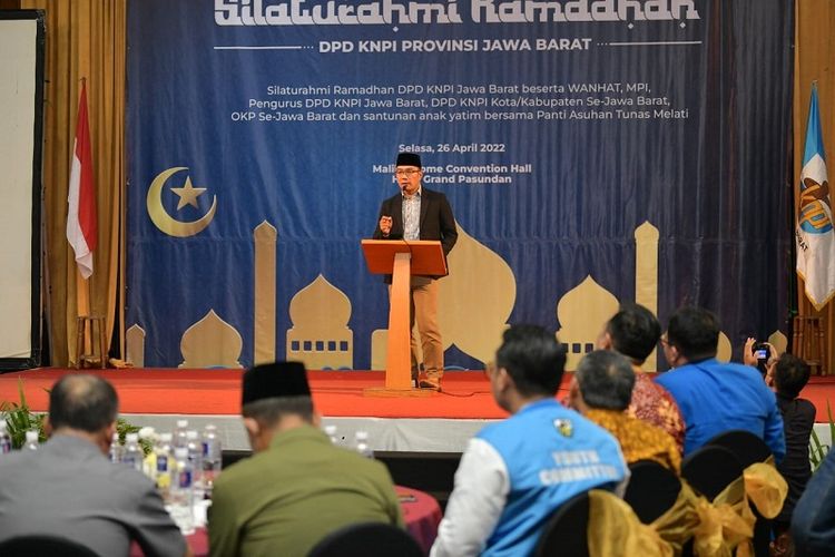 Gubernur Jawa Barat Ridwan Kamil bersilaturahmi dengan seluruh organisasi masyarakat (ormas) dan organisasi kepemudaan KNPI Jabar di Hotel Grand Pasundan, Selasa (26/4/2022).