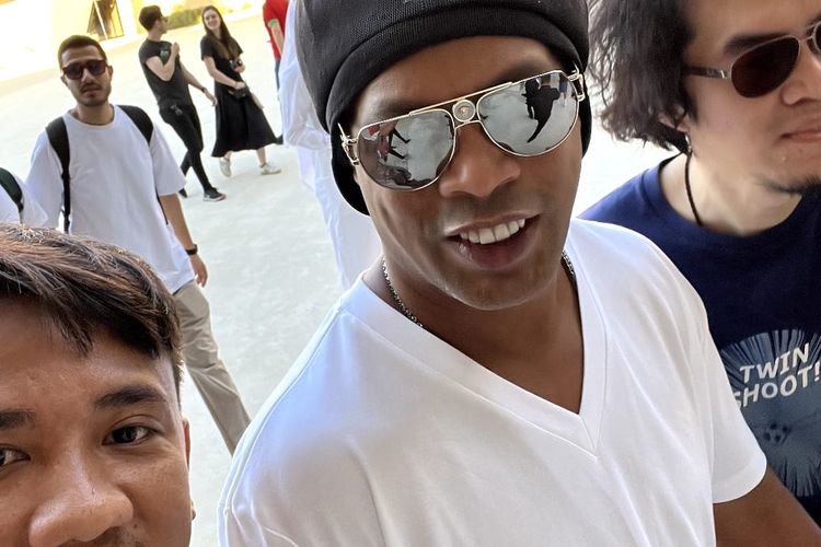 Jurnalis Kompas.com Ferril Dennys Sitorus (kiri) berfoto bersama Ronaldinho di area Qatar National Museum pada Rabu (14/12/2022).