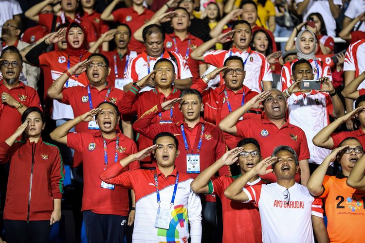 Pendukung Timnas U23 Indonesia melakukan selebrasi dalam pertandingan Grup B SEA Games 2019 di Stadion Rizal Memorial, Manila, Filipina, Minggu (1/12/2019). Timnas Indonesia kalah 1-2 dari Vietnam.