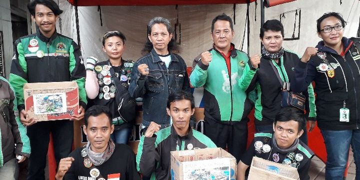 Komunitas ojek online Komando Lintas Barat menggalang dana untuk koeban longsong Brebes di perempatan Tambora, Jakarta Barat pada Senin (5/3/2018).