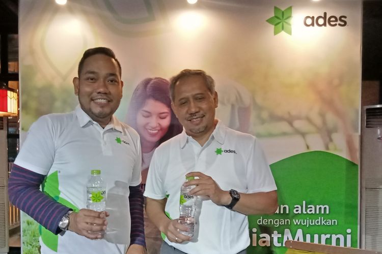 Marketing Manager Hydration Coca-Cola Indonesia Mohamad Rezki Yunus dan Public Affairs and Communication Director Coca-Cola Indonesia Triyono Prijosoesilo pada acara peluncuran #NiatMurni di Pondok Indah Mall, Jakarta Selatan, Senin (28/5/2019).