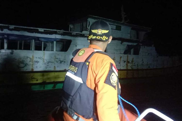 Sebuah kapal motor (KM) Rahmat Baru 03 GT 06 mengalami kerusakan mesin dan nyaris tenggelam di sekitar perairan Malaoge, Kabupaten Wakatobi, Sulawesi Tenggara, Rabu (2/3/ 2022) malam.