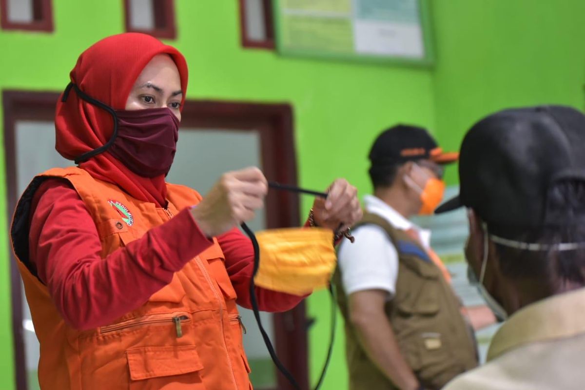 Bupati Luwu Utara (Lutra) Indah Putri Indriani saat memimpin langsung penyaluran bantuan di Kecamatan Malangke, Malangke Barat, dan Baebunta Selatan, Sabtu (11/4).
