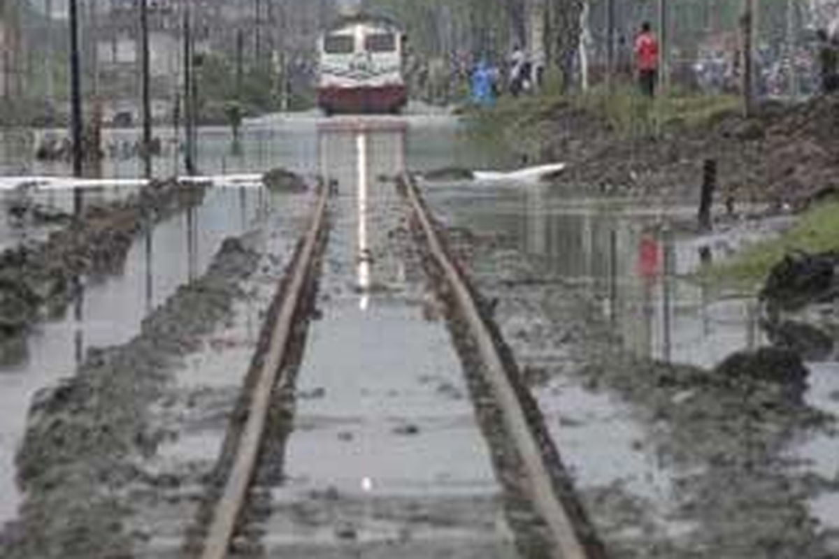 Kereta Api Mutiara Timur dari Banyuwangi ke Surabaya menjadi kereta api pertama yang berhasil melintas di jalur rel kereta api di Porong, Sidoarjo.
