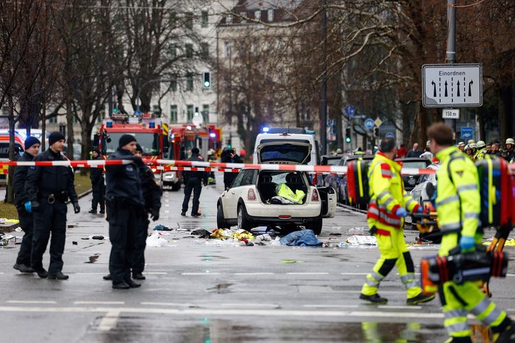 Mobil yang dipakai tersangka untuk menabrak kerumunan pedemo di Munich, Jerman, Kamis (13/2/2025). Insiden ini membuat 28 orang luka-luka.