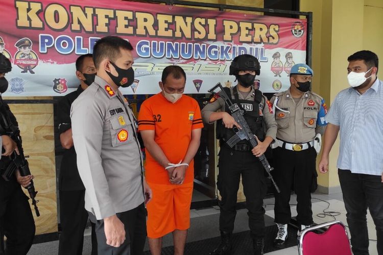 AP (kaos oranye) ASN guru tersangka kasus kripto di Mapolres Gunungkidul