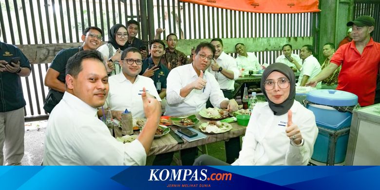 Usai Rakortas Stimulus Ekonomi, Purbaya Makan Ayam Penyet Sambal ijo di Warung Kaki Lima