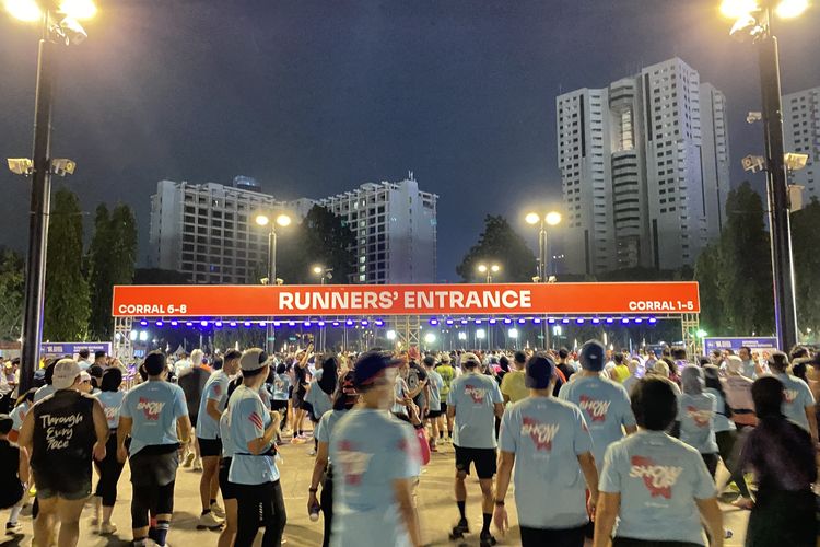 Pramono Lepas Pelari Full Marathon JRF 2026, GBK Ramai Sejak Dini Hari